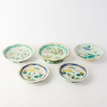 A Group of Five Chinese Late Qing Dynasty Famille-rose 'Bird and Flower' Lobed Dishes (Various Sizes)