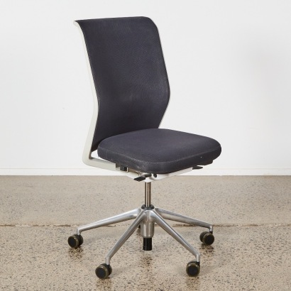A Vitra ID Mesh Dynamic-Tilt Office Chair by Antonio Citterio