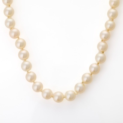 80cm, Opera Length, 7.0mm - 7.5mm Mikimoto Pearl Strand / 18ct Yellow Gold Pearl Clasp