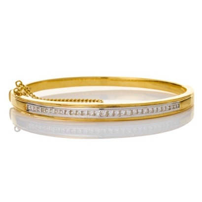 18ct Yellow Gold, 1.28ct Diamond Oval-shaped Hinged Bangle