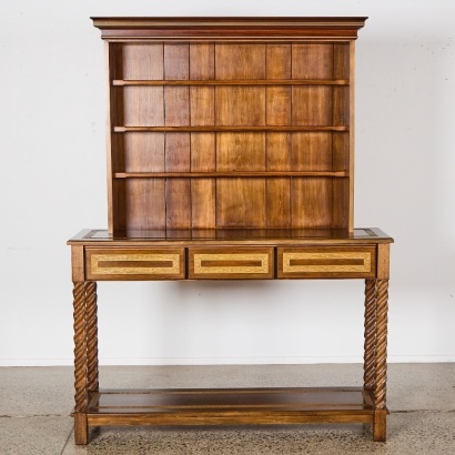 A Royal Twisted Console