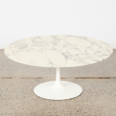 A Tulip Marble Coffee Table by Eero Saarinen for Knoll International