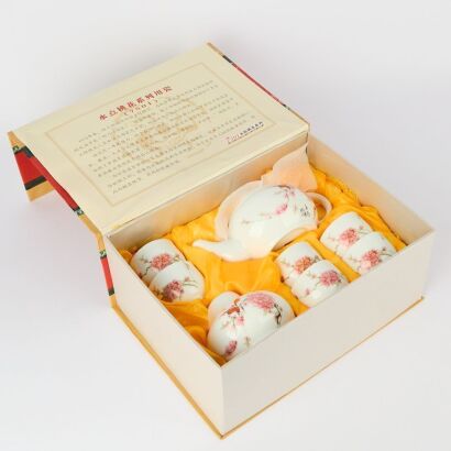 A Chinese Jingdezhen Famillie-rose 'Flowers and Birds' Tea Set