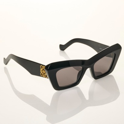 Loewe, LW400361 Black Cat-eye Sunglasses with Case
