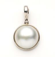 A mabe pearl pendant enhancer. 9ct white gold. Weight 4.02 grams. Length 29mm. Diameter of pearl 16mm.