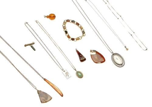 A quantity of  jewellery including 9ct gold agate pedants,  silver Sandos pendant watch on chain, amber pendant, 9ct jade pendant etc.