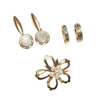 Two 18ct gold band rings, a silver gilt and pearl brooch, a pair of rolled gold and mother of pearl cufflinks. Gold weight 6.15 grams.