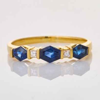 18ct Yellow Gold, Vintage, Sapphire / .12cts Diamond Ring