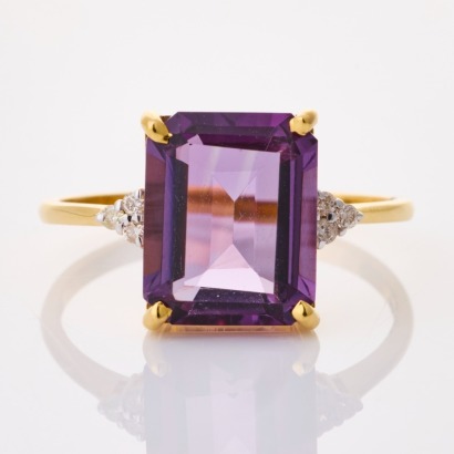 14ct Yellow Gold, Modern, Rectangular Amethyst / .08ct Diamond Ring