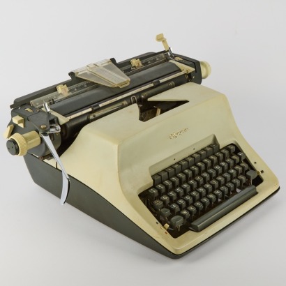 A SG3S Vintage Olympia Typewriter