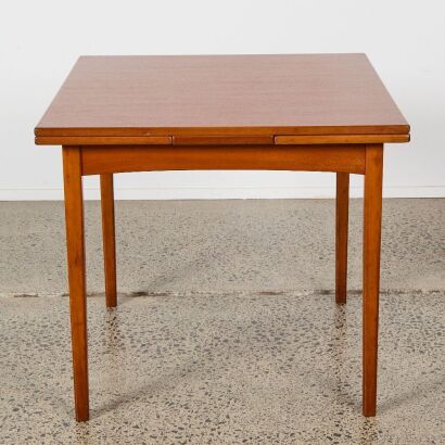 A Mid-Century Extendable Table