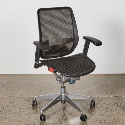 A Modern Design Mesh Desk Chair With Armrests