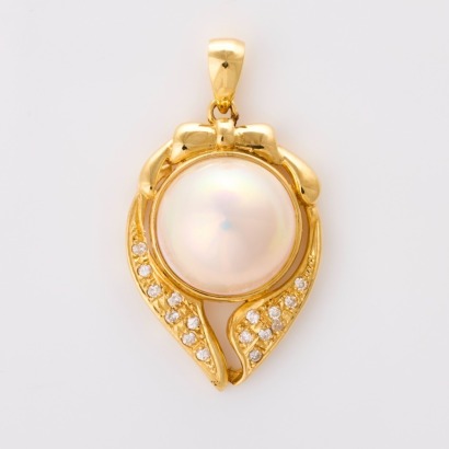 18ct Yellow Gold, Large Round Japanese Mabe Pearl / .23ct Diamond Pendant