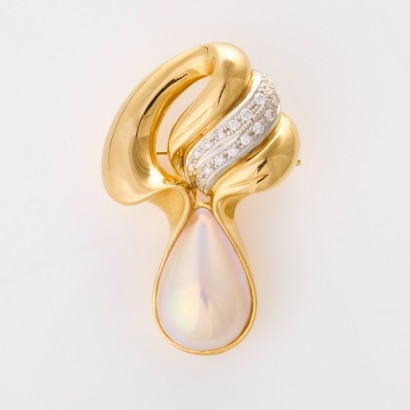 Takasi, Yellow Gold, Japanese Mabe Pearl / 0.28ct Diamond Pendant-Brooch