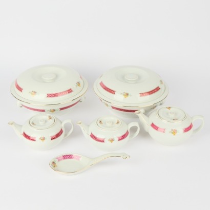 A Group of Six Chinese 20th Century Porcelain 'Floral' Tablewares