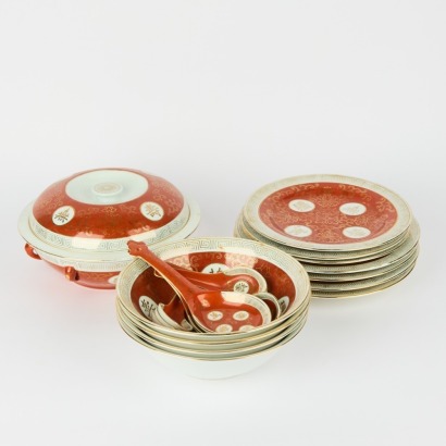 A Group of 21 Chinese 20th-Century 'Wanshou Wujiang' Table Wares