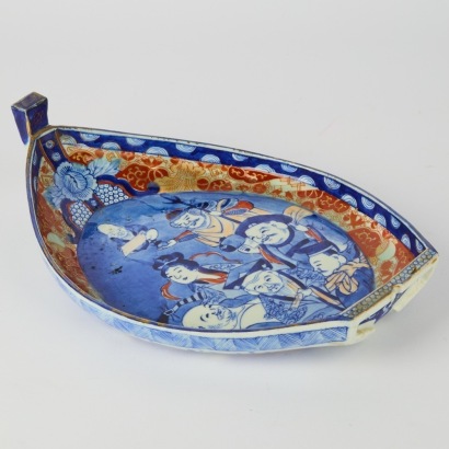 A Japanese Imari Porcelain Boat-Shaped Dish