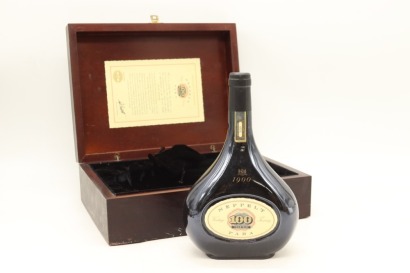 (1) 1900 Seppelt Para 100 Year Old Vintage Tawny, 23% ABV (GB) &diams;