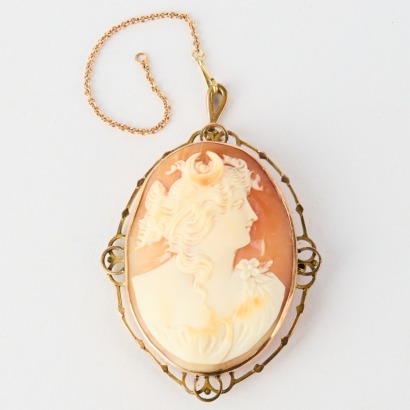 A Victorian Shell Cameo Brooch
