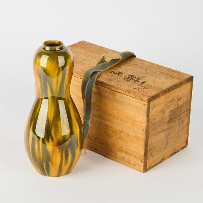 A Nakamura Sukio Kutani Vase in a Majolica Glaze with Original Cedar Box