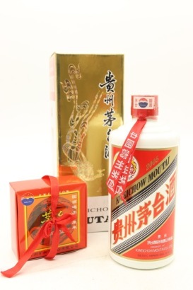(1) 2005 Kweichow Flying Fairy Moutai with two glasses, 53% ABV, 500ml (GB)