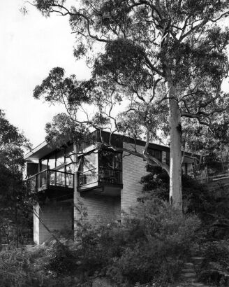 MAX DUPAIN The home of Mr. & Mrs. S. Gore sits snugly into a small hillside at Castlecrag