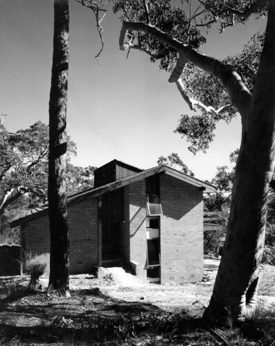 MAX DUPAIN Pettit and Sevitt's design-winning split-level home can be sited many ways on steep blocks without being unduly affected by orientation