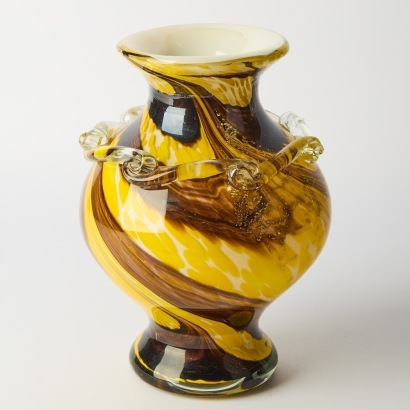 A Large Kamei Cased Art Glass Vase with Gold Inserts