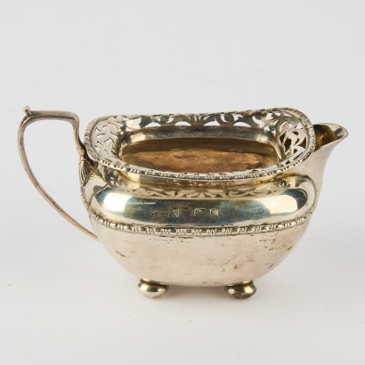A Sterling SIlver Creamer with Hall Marks 0.110kg