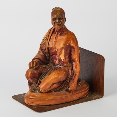 A Vintage King Tawhiao Carved Resin Bookend
