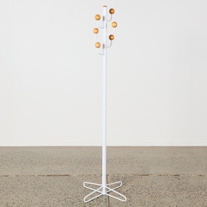 An Atomic Hat Stand