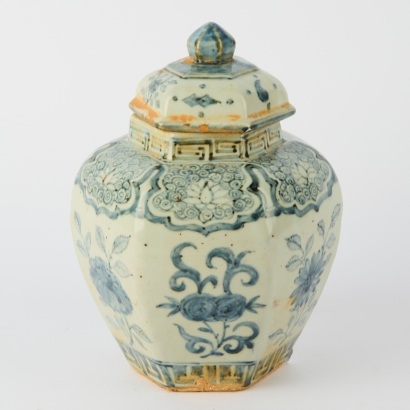 A Chinese Ming Dynasty Blue and White Urn