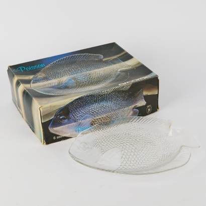 A Boxed Set of French Arcroc Fish Plates
