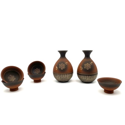 A Set of Japanese Kyoto Kiyomizu Ware - Two Sake Bottles and Five Cups (Chang Mark)