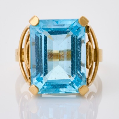 18ct Yellow Gold, 15.00ct Blue Topaz Cocktail Ring