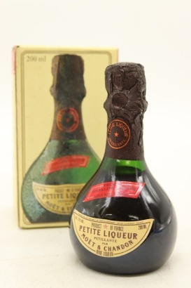 (1) Moet & Chandon Petite Liqueur Petillante Liqueur, 200ml, 18% ABV (GB)