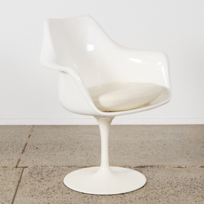 An Eero Saarinen 'Tulip' Chair