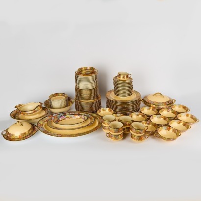 A 100 Piece Japanese Floral Dinner Set
