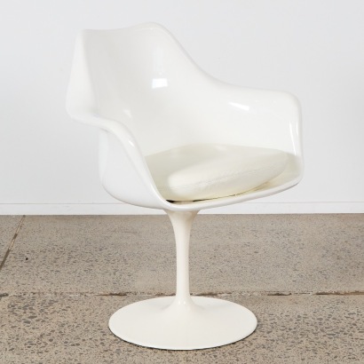 An Eero Saarinen 'Tulip' Chair