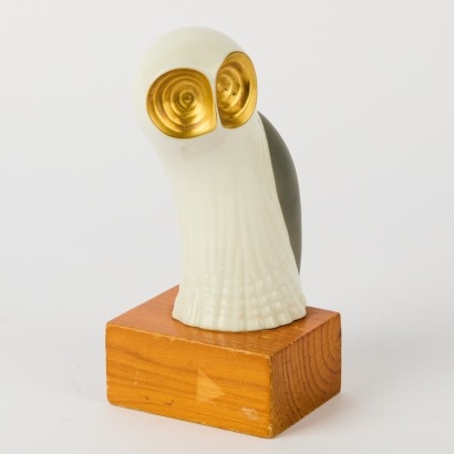 A Royal Dux Bohemia Porcelain Owl, Designed by Jaroslav Jezek