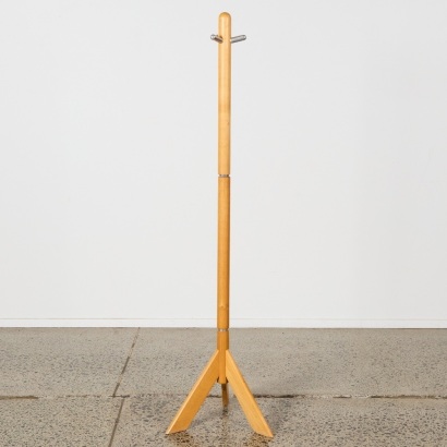 A Minimal Solid Oak Coat Hanger
