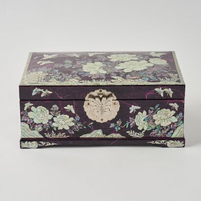 A Korean 20th Century Lacquer &lsquo;Floral&rsquo; Jewelry Box Inlaid with Mother-Of-Pearl