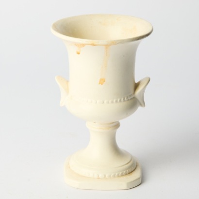 A White Crown Lynn Urn #678