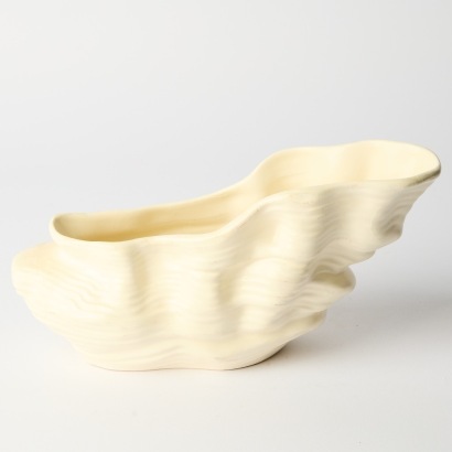 A White Crown Lynn Oyster Vase