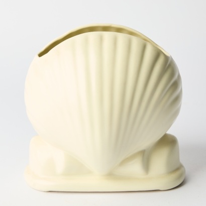A Temuka White Clam Shell Vase