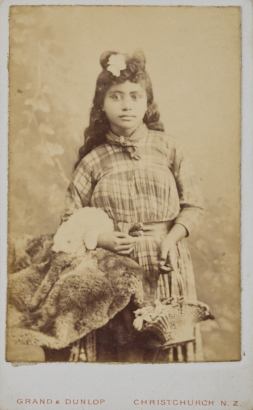 GRAND & DUNLOP Girl with basket