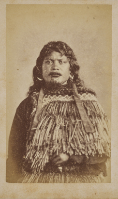 SAMUEL CARNELL Woman in a korowai