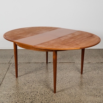 A Mid-Century Extendable Dining Table