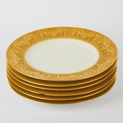 A Set of Six Hutschenreuther Bavaria Porcelain Dinner Plates with Gilt Detailing