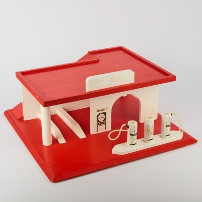 A Vintage NZ Made Toy Car Garage